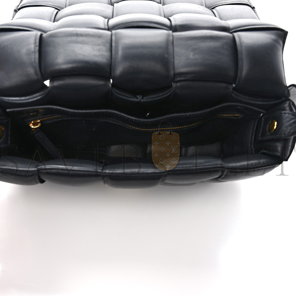 bo*te*ga Ve*ne*ta nappa maxi intrecciato padded cassette crossbody bag black (26*18*8cm)